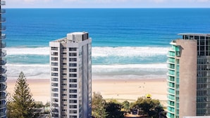 Een hoog hotel met uitzicht op het strand en de oceaan.