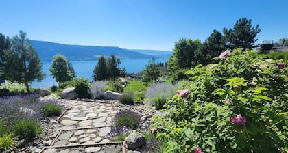 Cozy Family Cottage with Fantastic Lake Views at La Casa Resort