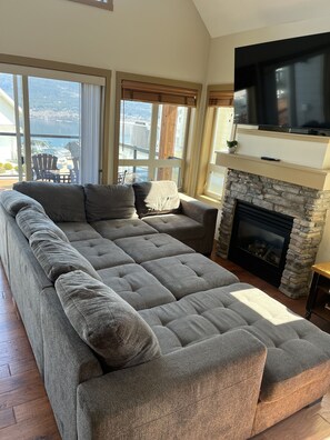 Smart TV, fireplace, books, stereo