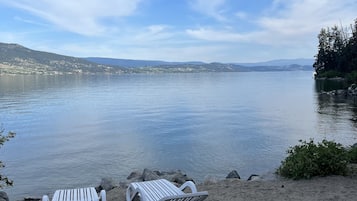 Plage à proximité, chaises longues, serviettes de plage