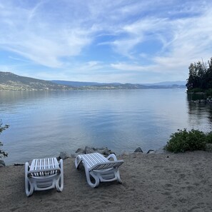 Beach nearby, sun-loungers, beach towels