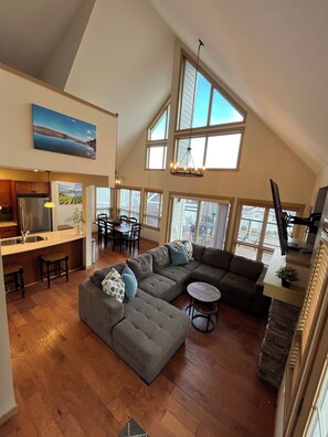 Smart TV, fireplace, books, stereo