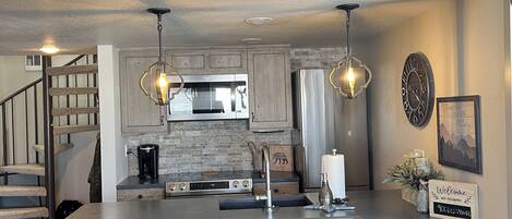 Réfrigérateur, four à micro-ondes, un four, surface de cuisson