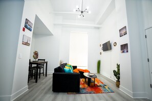 Smart TV - 💎 Sanitized*LUXURY* Relaxing*MODERN APT In the HEART OF DOWNTOWN (Baltimore)