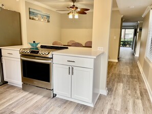 Refrigerador, microondas, horno, placa de cocina