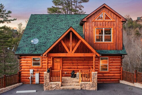 King Suites, Double Deck, Hot Tub, PuttPutt, Theater & Game Room, Access 2 Pools