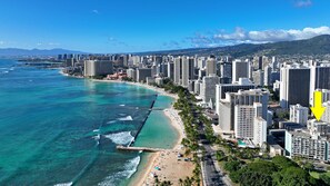 Vlak bij het strand, ligstoelen, strandlakens