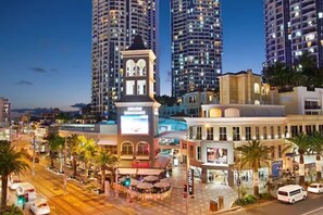 Exterior - Chevron: 3 Bedroom, sleeps 10 - 3 Pools (Surfers Paradise)