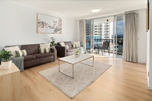 TV, Netflix, streaming services - Chevron: 3 Bedroom, sleeps 10 - 3 Pools (Surfers Paradise)