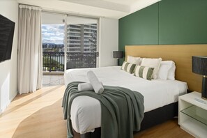 2 bedrooms, desk, iron/ironing board, travel cot - Chevron: 3 Bedroom, sleeps 10 - 3 Pools (Surfers Paradise)