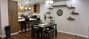 Modern townhouse w/pool located 5 mins from beach!