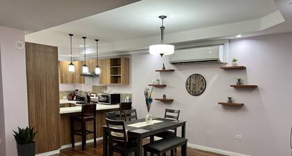 Modern townhouse w/pool located 5 mins from beach!