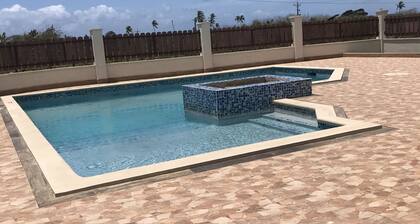 Modern townhouse w/pool located 5 mins from beach!