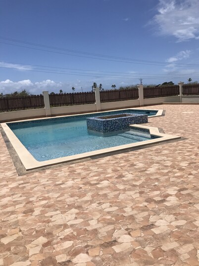 Modern townhouse w/pool located 5 mins from beach!