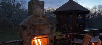 Top-Rated Vineyard Retreat: Hot Tub + Private Lambert’s Cove Beach Access!