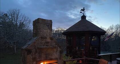 Top-Rated Vineyard Retreat: Hot Tub + Private Lambert’s Cove Beach Access!