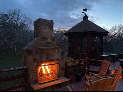 Top-Rated Vineyard Retreat: Hot Tub + Private Lambert’s Cove Beach Access!