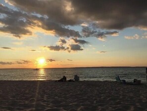 Playa en los alrededores, camastros y toallas de playa 