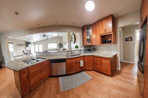 Jääkaappi, mikroaaltouuni, uuni, liesi