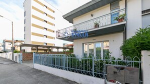 Unclassified image, 3 of 3, button - •Dream Vacation•A Stone's Throw From the Sea[Park] (Lido di Jesolo)