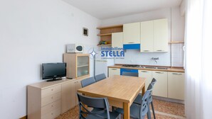 Microwave, cookware/dishes/utensils - *La Vela* 6 Guests/Near Seaside [+Park] (Jesolo)