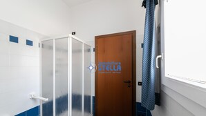 Shower, bidet - * Hawaii */Apartament [Parking] (Lido di Jesolo)