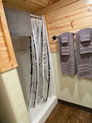 小屋 | 浴室 | 淋浴设施、旋水按摩花洒、毛巾、肥皂