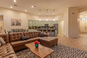 Una Smart TV, una chimenea, un futbolín, libros