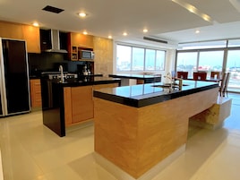 Cobertura panorâmica | Cozinha privada | Geladeira grande, micro-ondas, fogão, cooktop