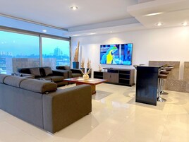 Cobertura panorâmica | Área de estar | Smart TV 55 polegadas com canais digitais, TV, Netflix