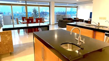 Refrigerador con freezer, microondas, horno, placa de cocina