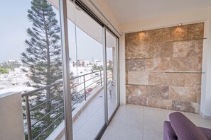 Apartment, 3 Bedrooms (Tipo A) | Living area | 55-inch Smart TV with digital channels, TV, Netflix