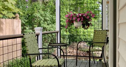 Lovely intown cottage close to college, shops, coast, in leafy, tranquil setting