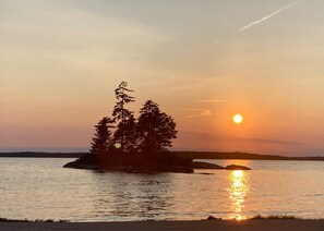 Nära stranden och solstolar