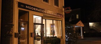 Lovely tranquil in-town cottage, Available for Special winter weekly/mo. rates