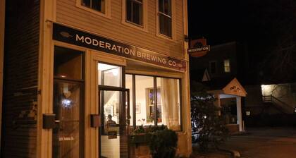 Lovely tranquil in-town cottage, Available for Special winter weekly/mo. rates