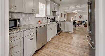 Modern Family Fun Home near Stone Mountain