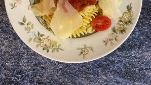 A plate of pasta with tomato sauce, cheese, and basil on a floral-patterned plate. - Lilac room (Saint-Didier-de-la-Tour)