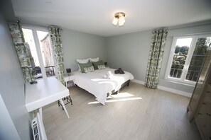 3 bedrooms, desk, iron/ironing board, free WiFi