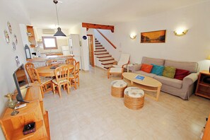 Televisie, een dvd-speler en een stereo