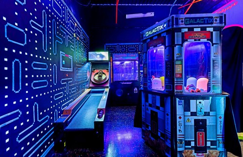 Arcade House Sleeps 16+ Family Fun Retreat Pet Friendly Mini Golf All Games FREE