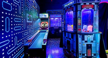 Arcade House Sleeps 16+ Family Fun Retreat Pet Friendly Mini Golf All Games FREE