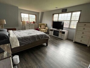 3 camere, una scrivania, ferro/asse da stiro, culla da viaggio