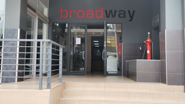 La entrada a un edificio con un letrero que dice 'broadway' sobre la puerta.