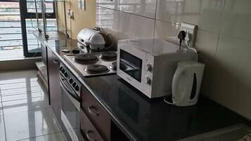 Refrigerador, microondas, horno y parrilla de estufa