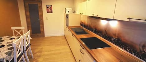 Kühlschrank, Mikrowelle, Ofen, Geschirrspüler