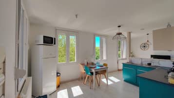Frigorifero, microonde, forno, piano cottura