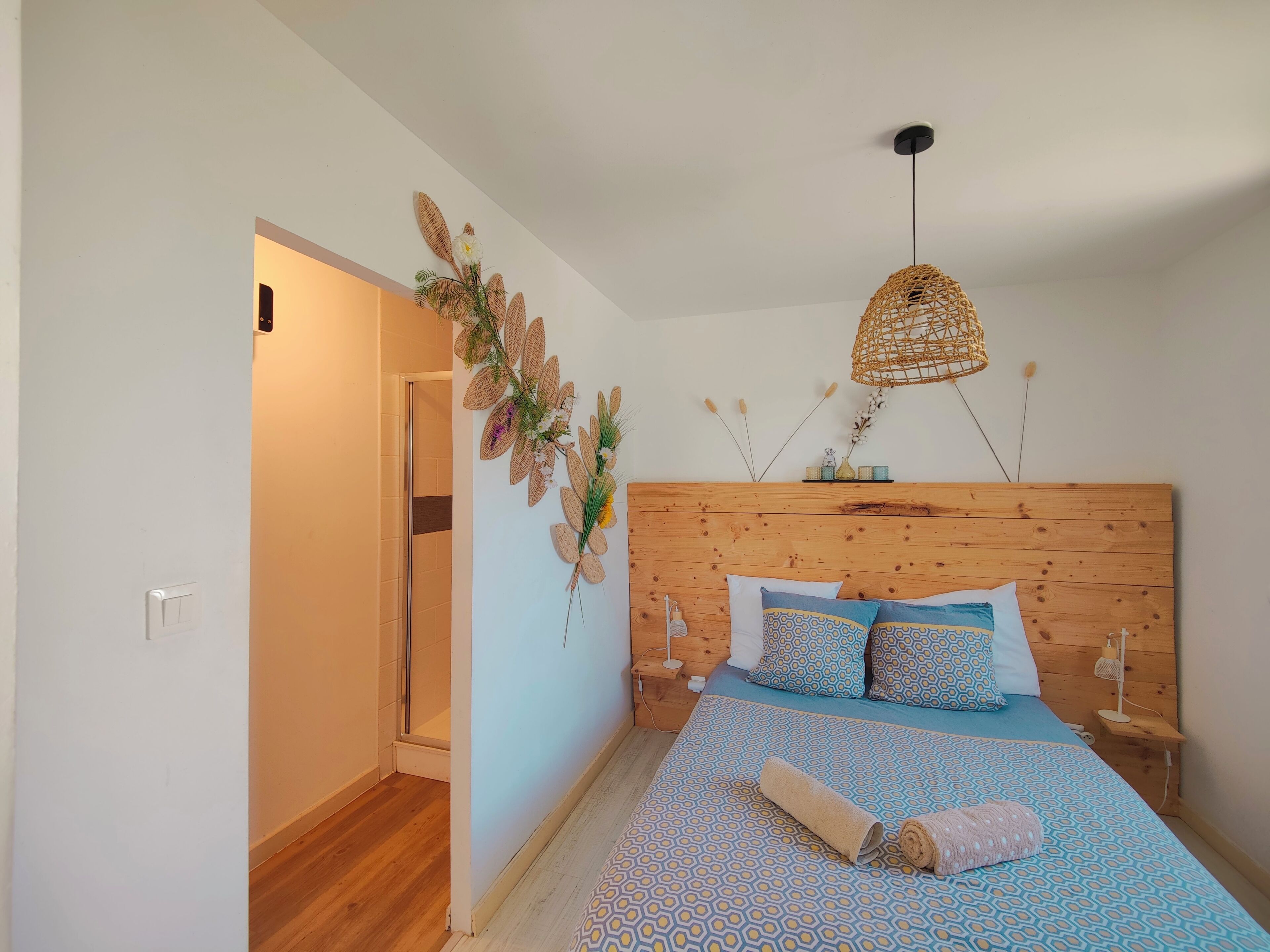 1 bedroom, bed sheets