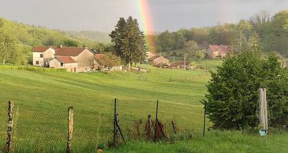 Nature Escape- Swimming pool, Quiet, Green countryside ( pets welcome )