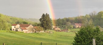 Nature Escape- Swimming pool, Quiet, Green countryside ( pets welcome )